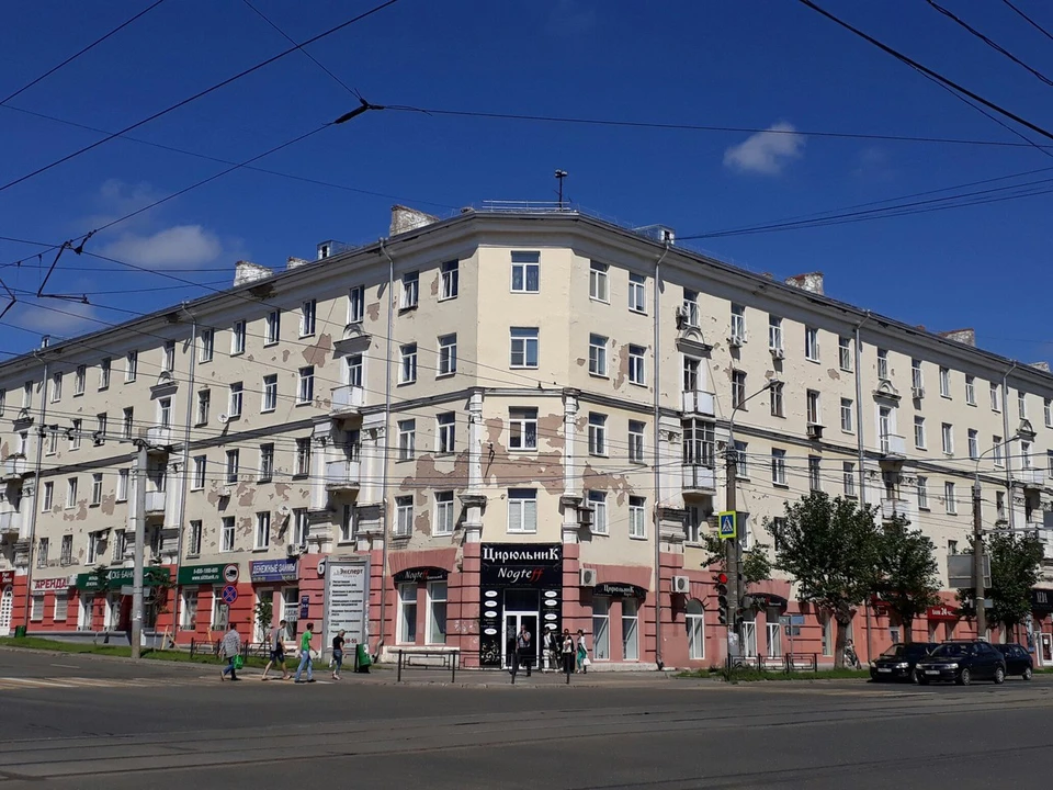 На ремонт фасада этого дома требуется 2 миллиона рублей. Жильцы не согласны оплачивать работы из своего кошелька