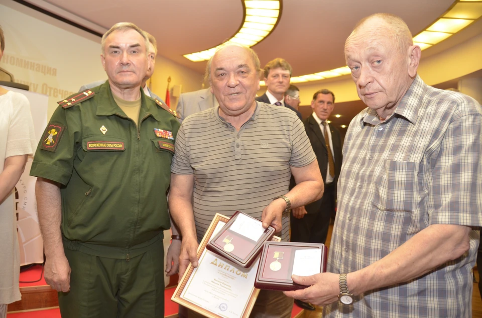 Памятные медали полковникам Баранцу и Тимошенко вручил представитель Вооруженных Сил России Николай Акбердин.