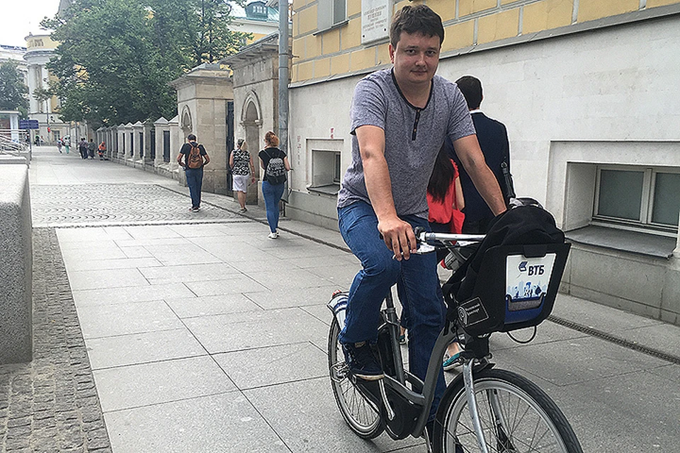 Журналист "КП" Павел Клоков прокатился по велодорожкам центра Москвы.