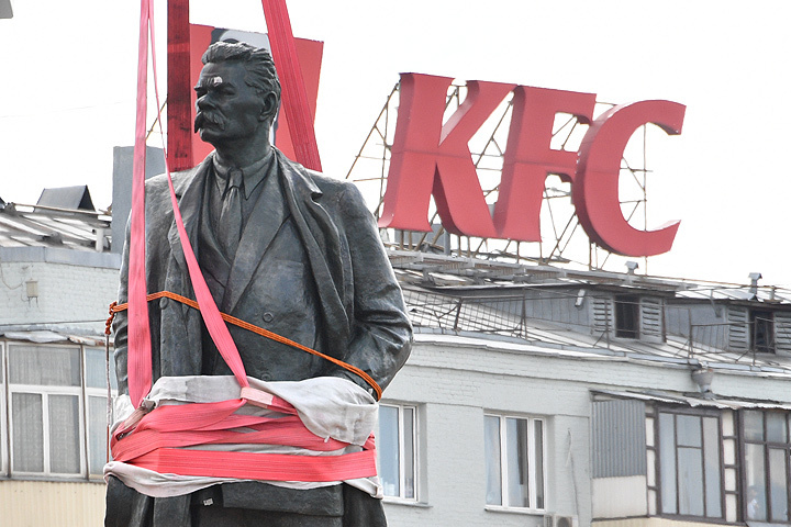 На площадь перед Белорусским вокзалом вернулась статуя Максима Горького.
