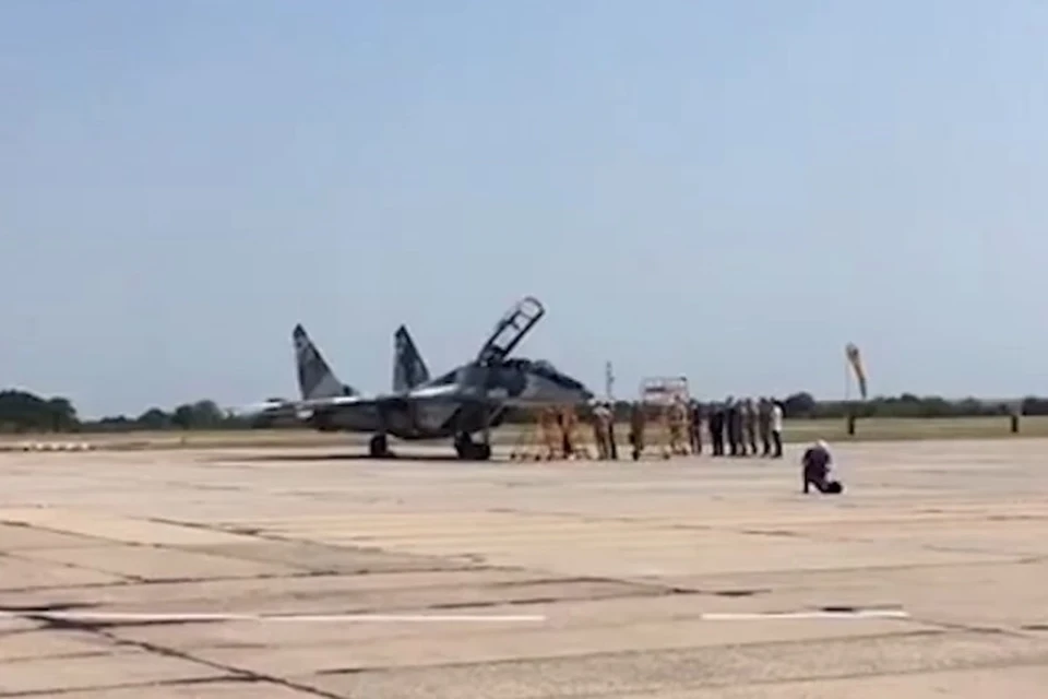 На празднование дня ВВС Украины Порошенко прилетел на военный аэродром Винницы на боевом истребителе – спарке МиГ-29. Фото: скрин с видео