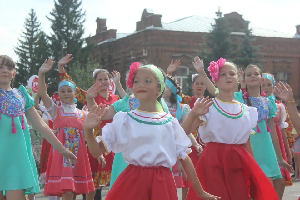 Первый фестиваль роз в Аткарске начался с костюмированного шествия.