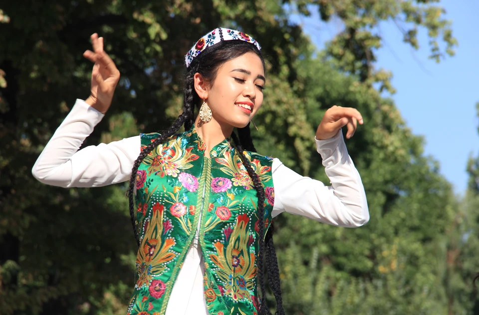 На площади с традиционными танцами выступили представители разных народов.