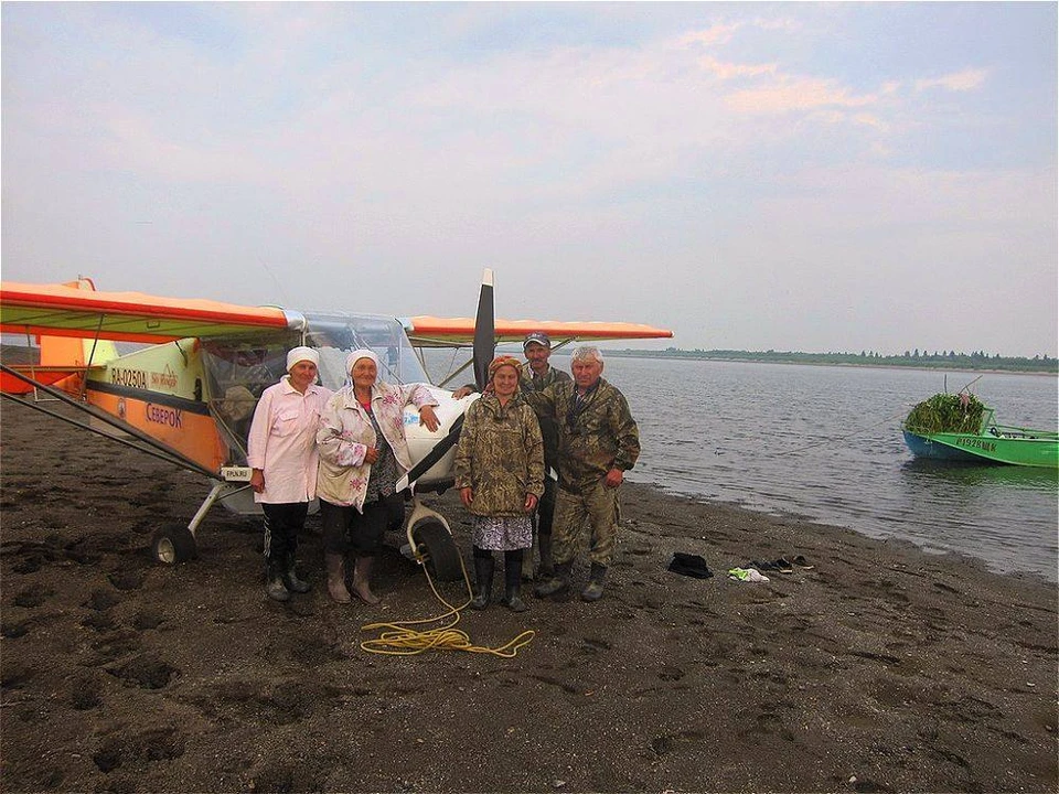 Жители села позируют возле диковинки