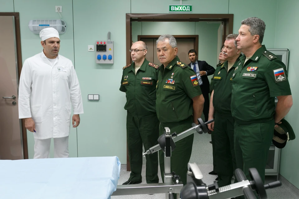 Министр обороны РФ Сергей Шойгу во время посещения нового корпуса 52-го консультативно-диагностического центра Минобороны в Москве.