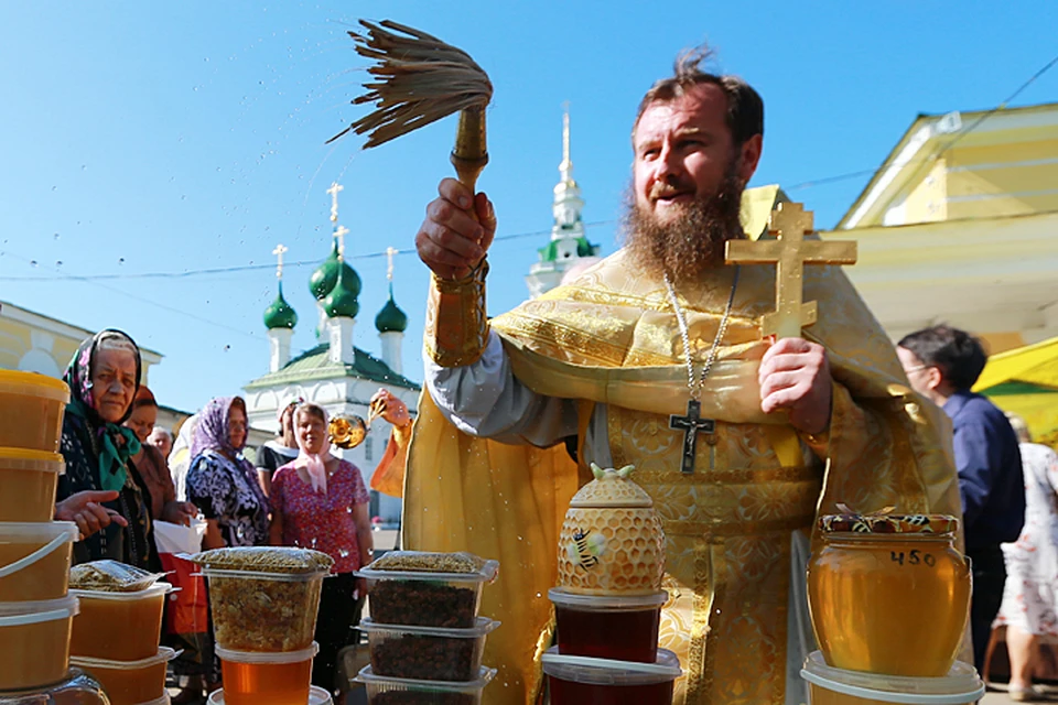 14 августа, в Медовый спас, соблюдая традиции, мы можем освятить свежий мед в церкви. Фото ТАСС/ Владимир Смирнов