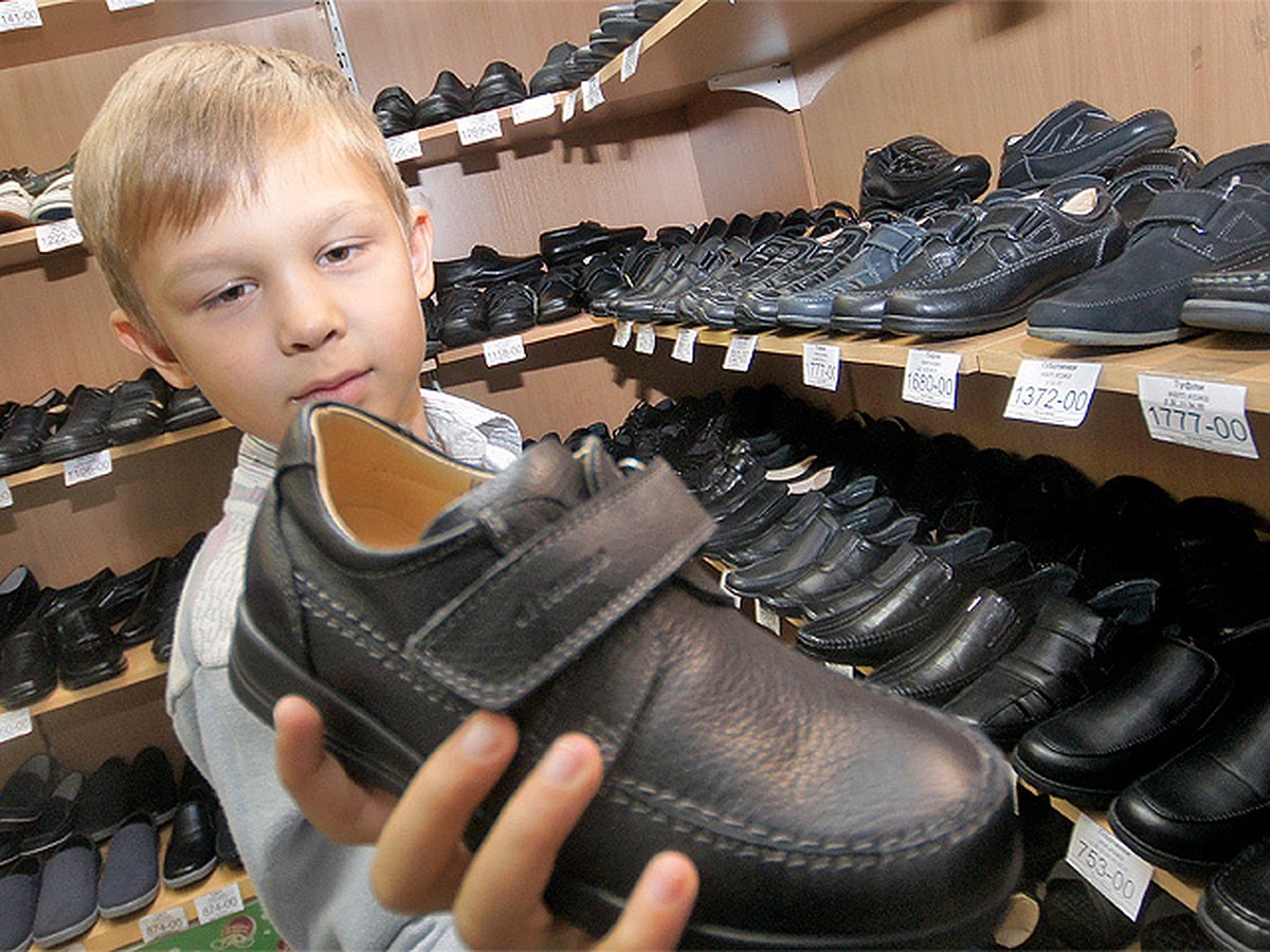 Можно брать обувь. Обувь для первоклассника мальчика. Школьная обувь для мальчиков. Сменная обувь для мальчика. Сменная обувь в школу для мальчика.