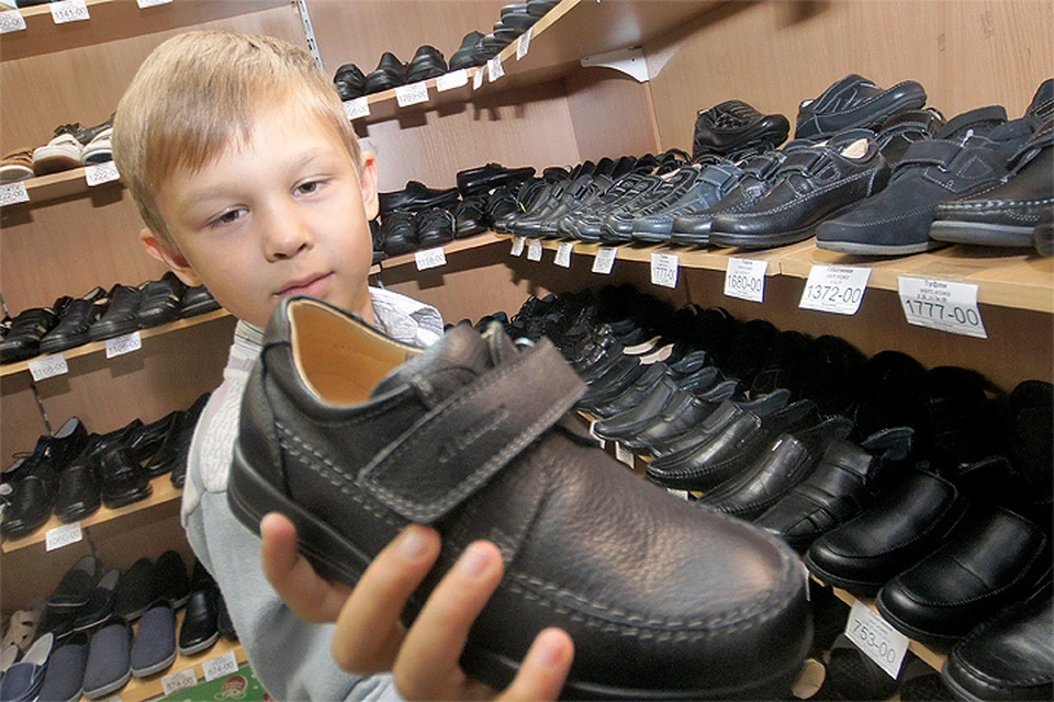 Какую обувь купить ребенку в школу, чтобы не испортить ноги и осанку - KP.RU