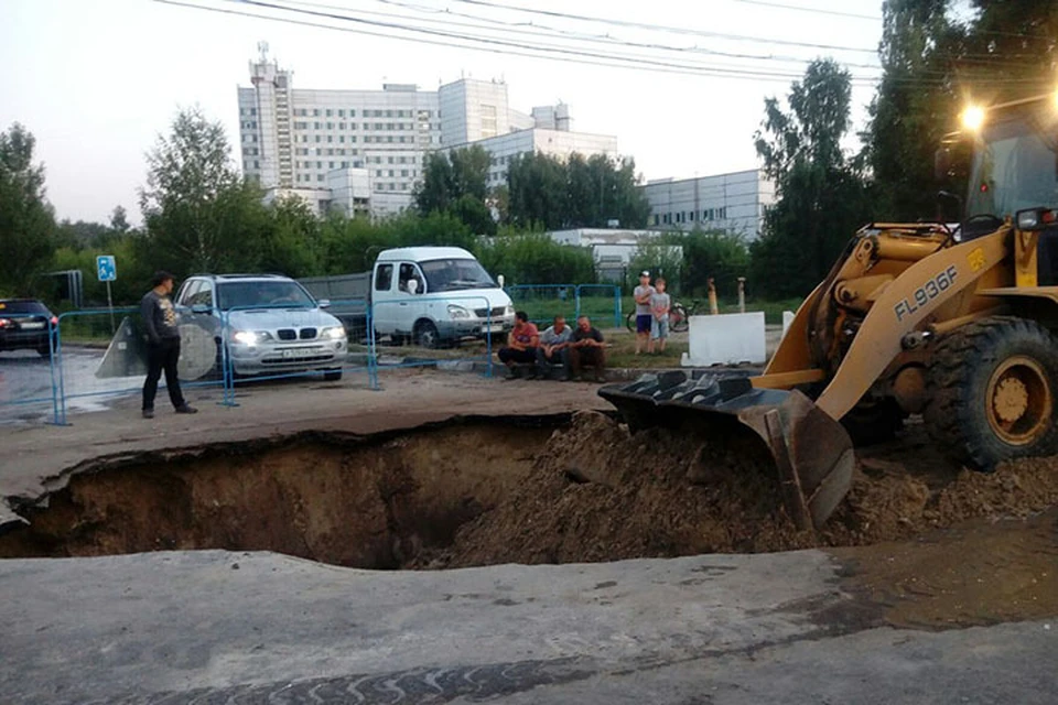 Огромный провал образовался на дороге в Автозаводском районе. Фото: Татьяна Александрушкина
