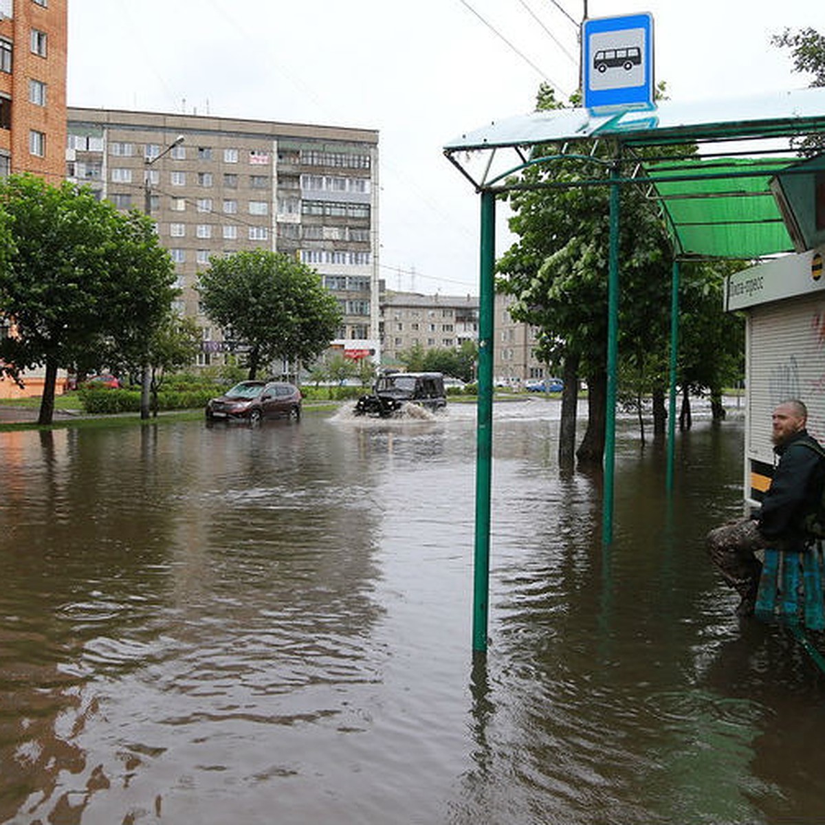 В затопленном многочасовым дождем Красноярске ввели режим ЧС - KP.RU