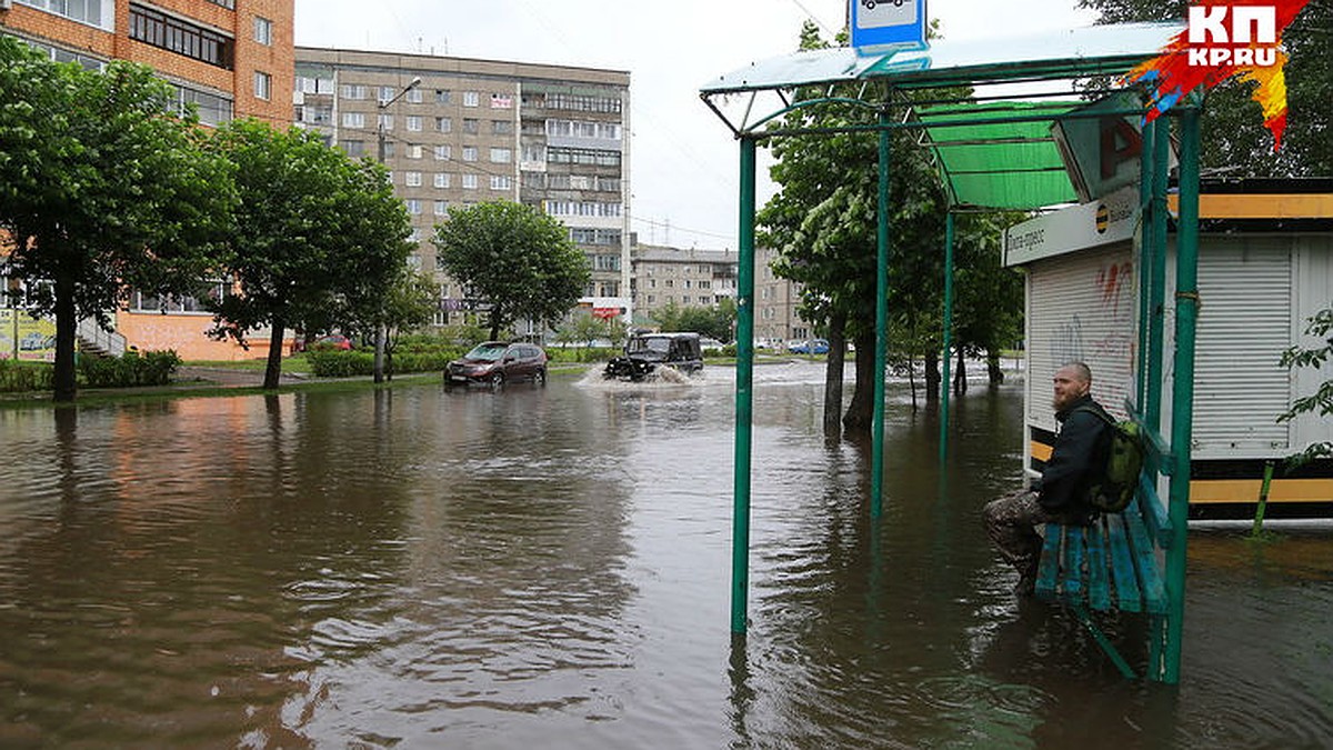 В затопленном многочасовым дождем Красноярске ввели режим ЧС - KP.RU