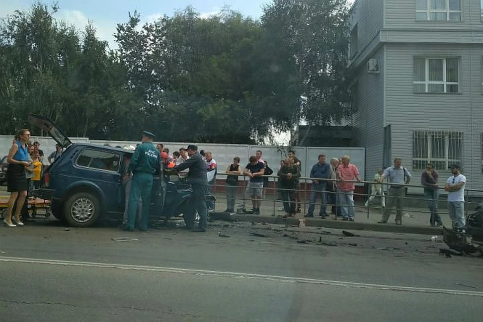 Первыми на помощь пришли спасатели, ехавшие мимо.