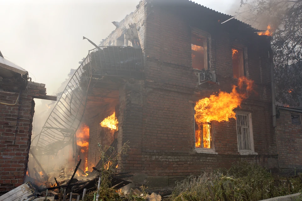 Пожар меньше, чем за час, охватил весь квартал. Фото: пресс-служба губернатора РО / Павел Сапрыкин.