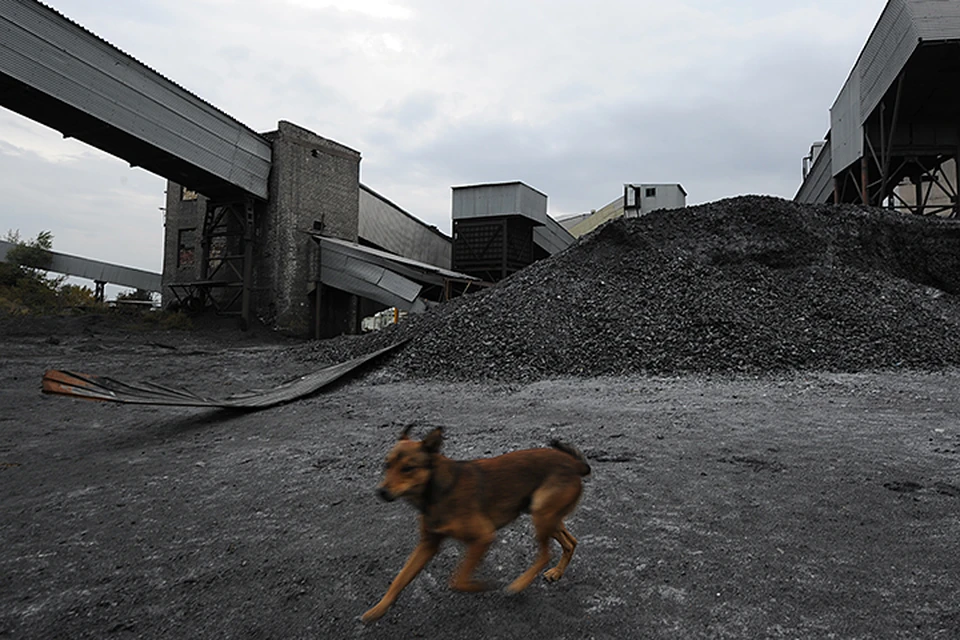Раньше весь уголь для многочисленных ТЭЦ добывался в шахтах Донбасса. Но теперь политики в Киеве не хотят иметь дело с отколовшимися регионами
