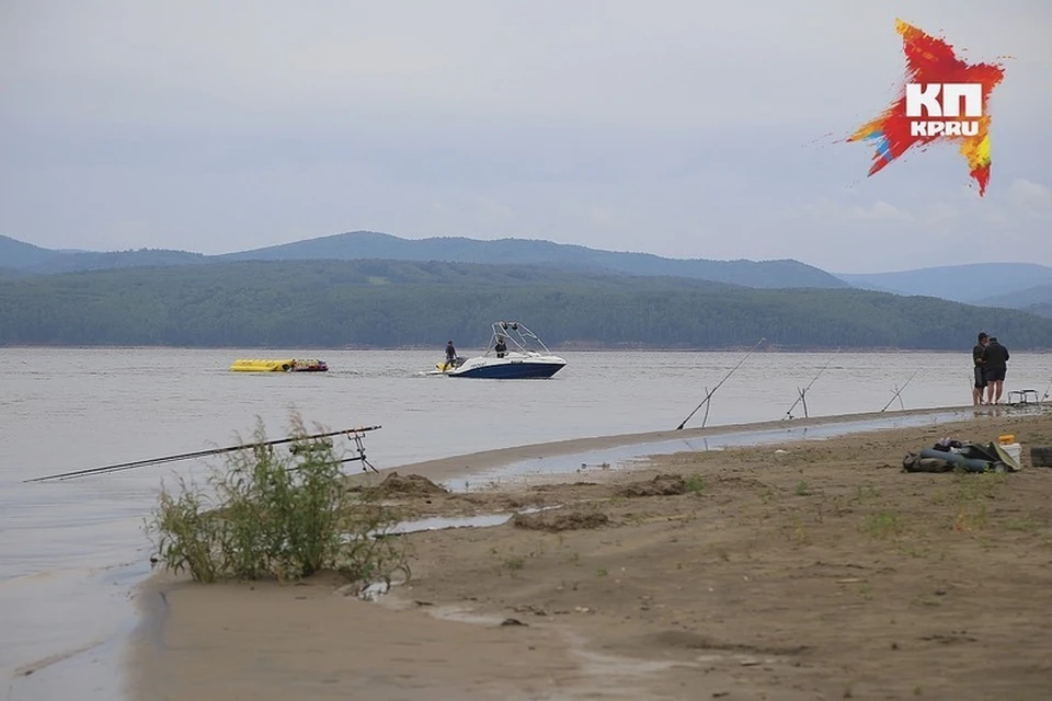 Приехавшие на вызов спасатели вытащили из воды рыбаков и передали их родным. Мужчины отказались от госпитализации.