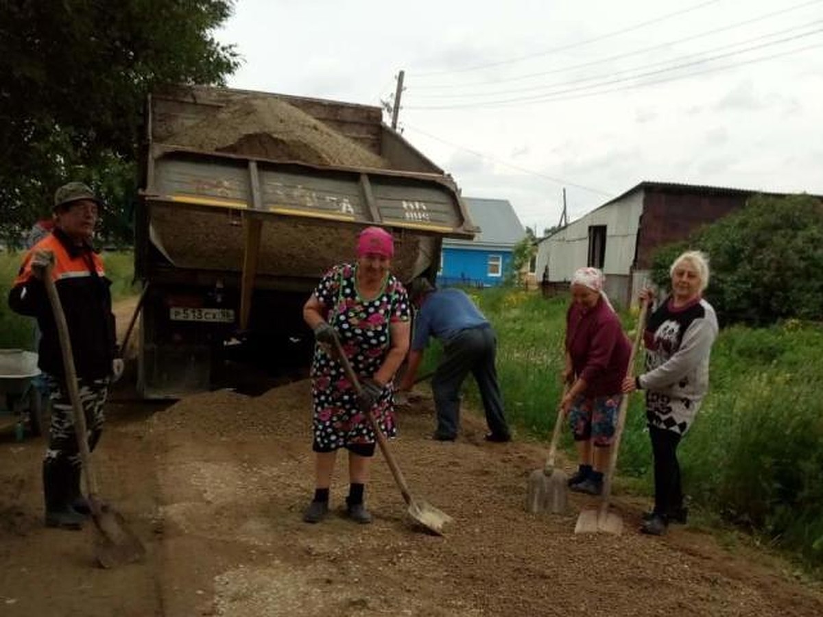 Уральские бабушки сами отремонтировали сельскую дорогу - KP.RU