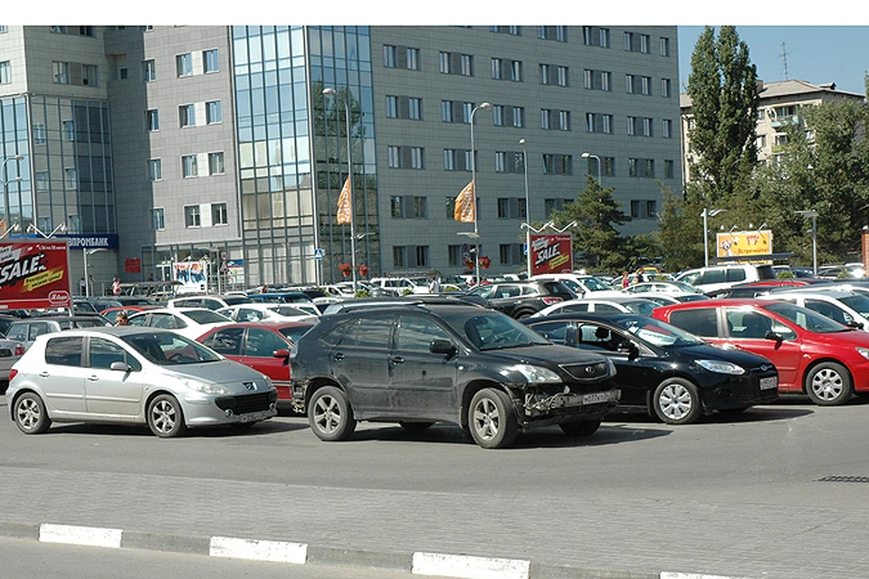 Волгоградцам в праздники вообще советуют оставлять по возможности свои авто на парковках у торговых центров.