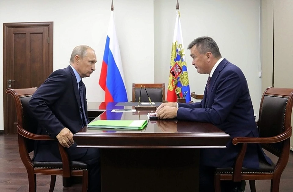 В ходе двусторонней встречи с президентом России глава региона передал пакет предложений от Приморья. Фото: Олег БЕЛОВ.