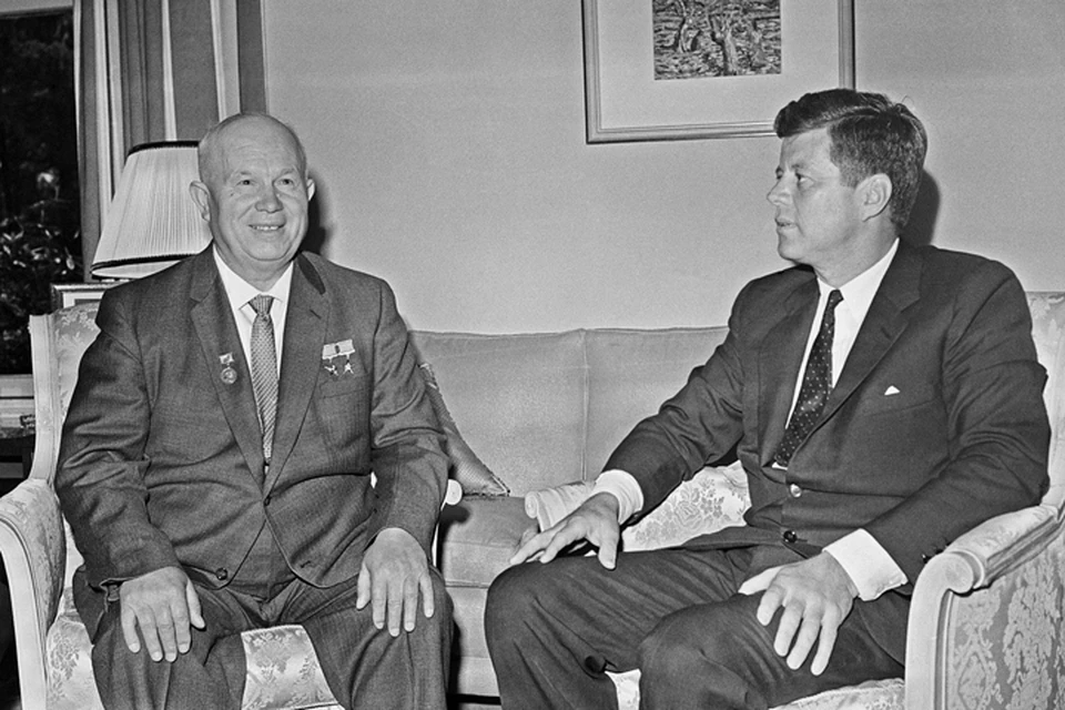 В итоге Хрущев и Кеннеди договорились, что США снимают блокаду с Кубы, а мы выводим оттуда ракеты
