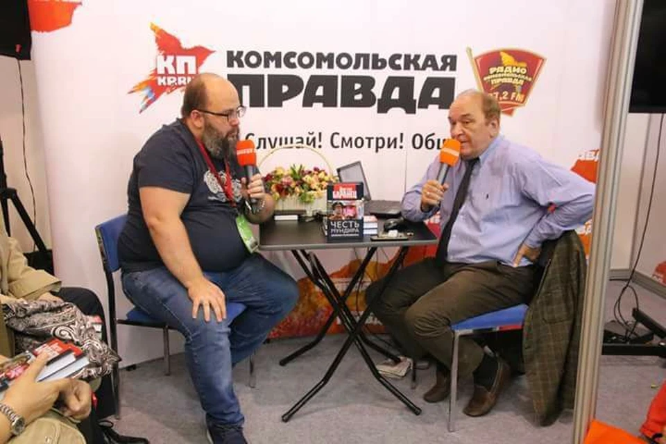 Журналист и радиоведущий Виктор Баранец презентовал свою книгу «Честь мундира». Фото: Олег Фочкин