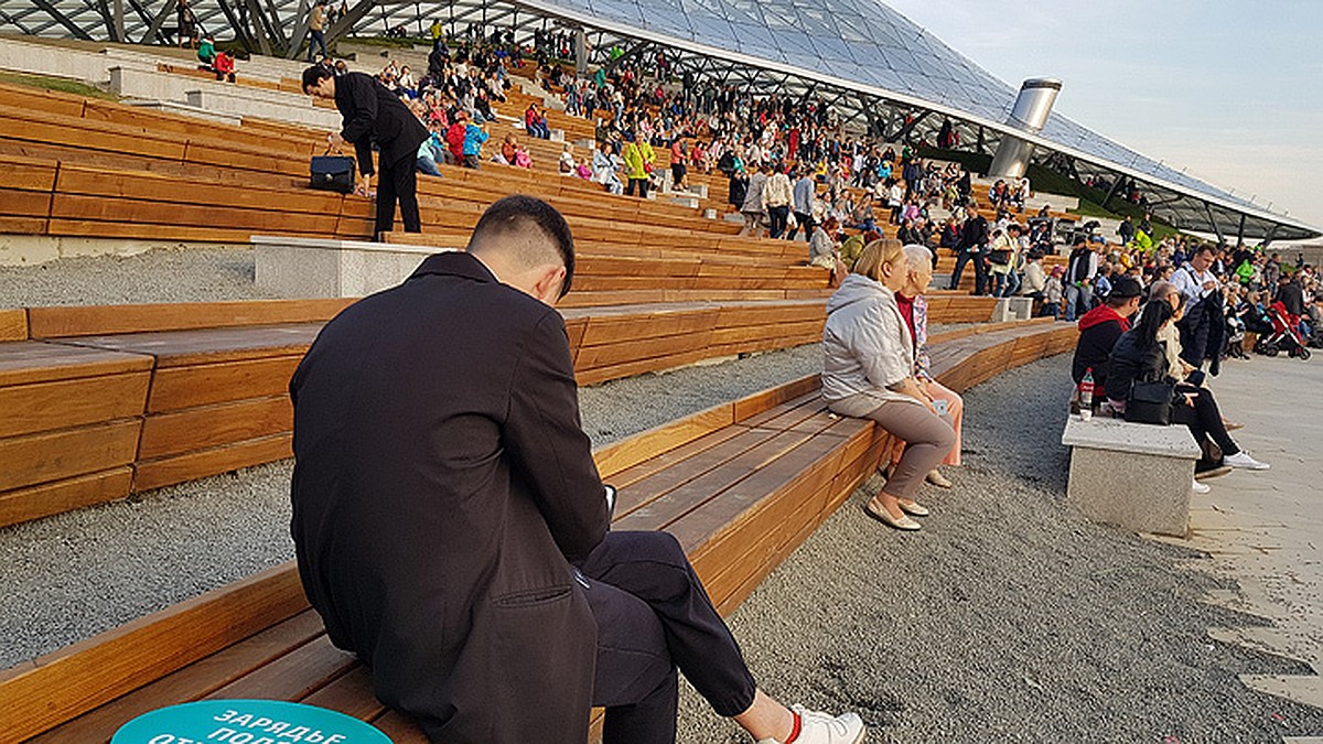 В новом парке «Зарядье» разбили стеклянный купол и окно медиацентра - KP.RU