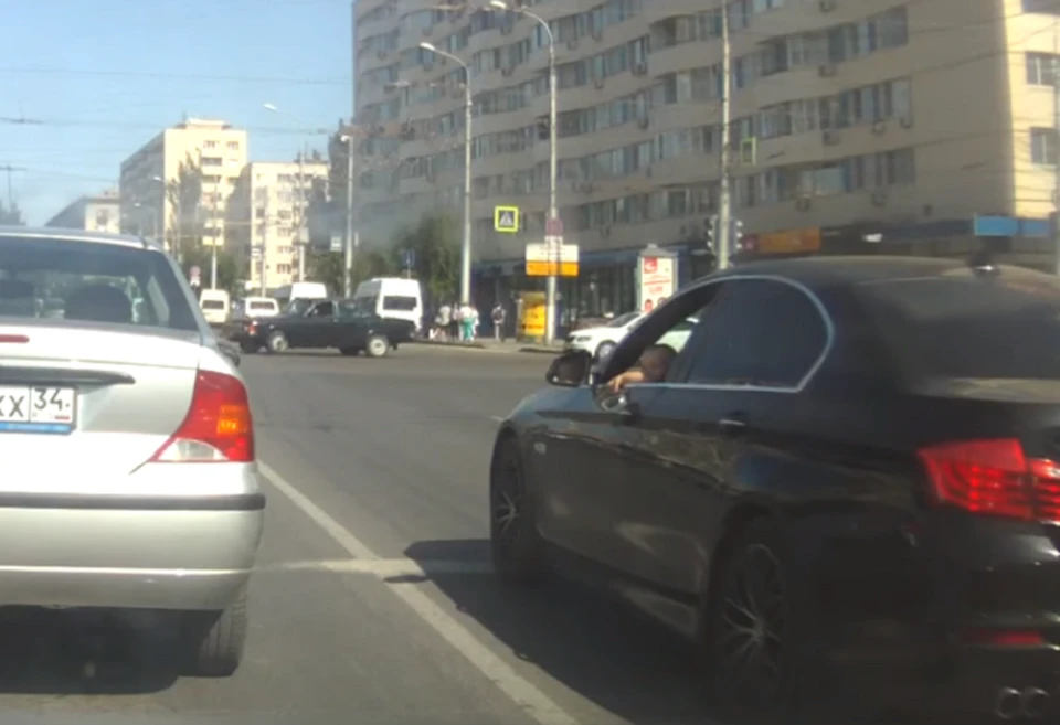 Скорее всего, ребенок сидит на коленях у папы.