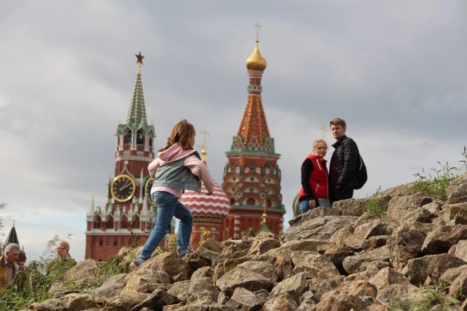 Новый парк "Зарядье" возле Кремля продолжает интересовать не только жителей столицы, но и туристов