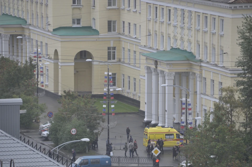 Сообщения об угрозе взрыва стали поступать в первой половине дня.