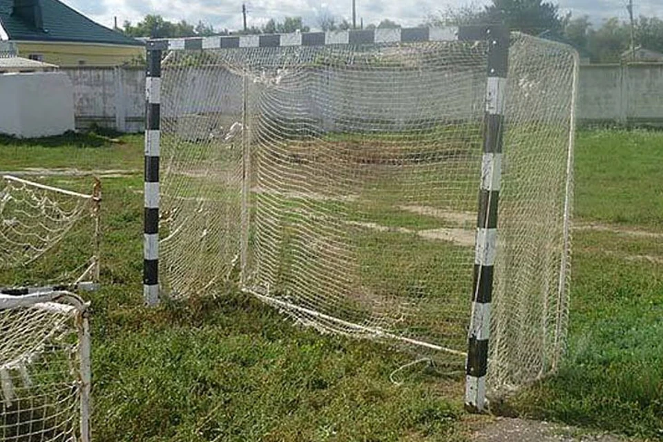 Сломанные футбольные ворота. Футбольные ворота упали. Футбольные ворота из рабицы. Австралийский футбол ворота.