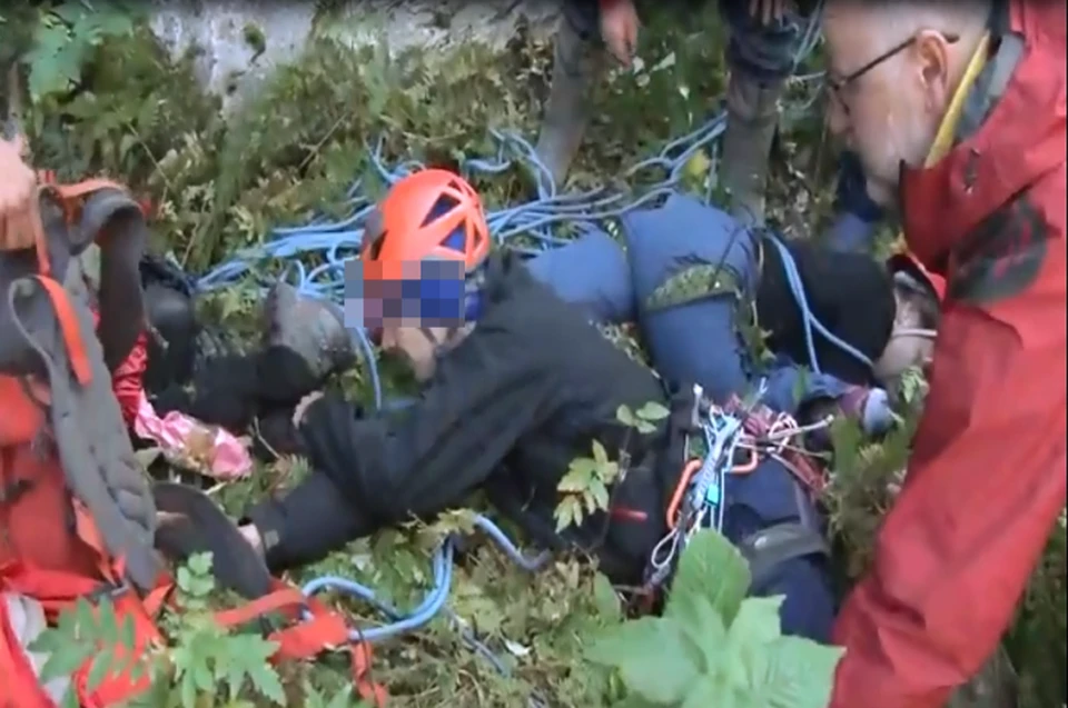 Появилось видео эвакуации туриста из Екатеринбурга, который выжил после падения с 20-метровой скалы в Башкирии. Фото: Руфина Шагапова