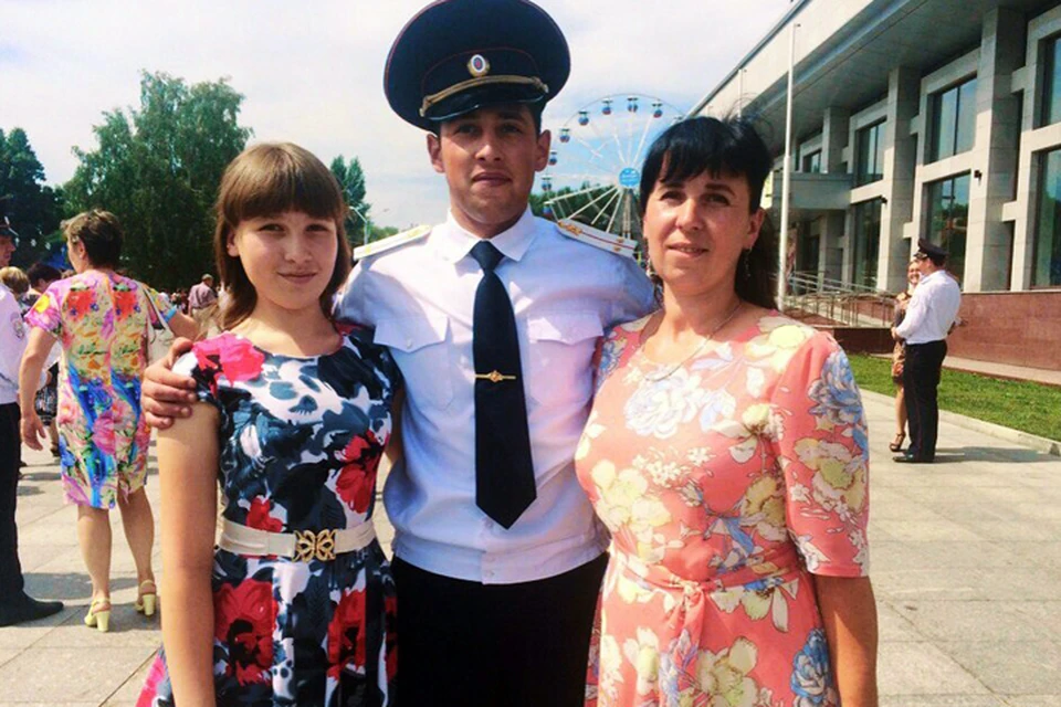 Сергей Данько со своей мамой и младшей сестрой