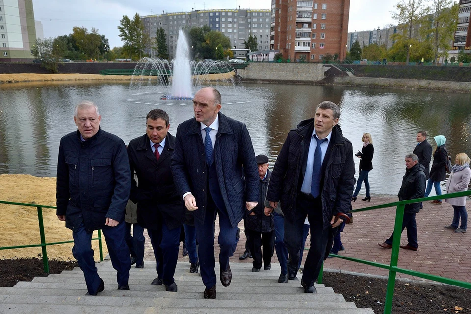 Губернатору Борису Дубровскому принадлежит идея «реанимации» пруда. Фото: пресс-служба губернатора.