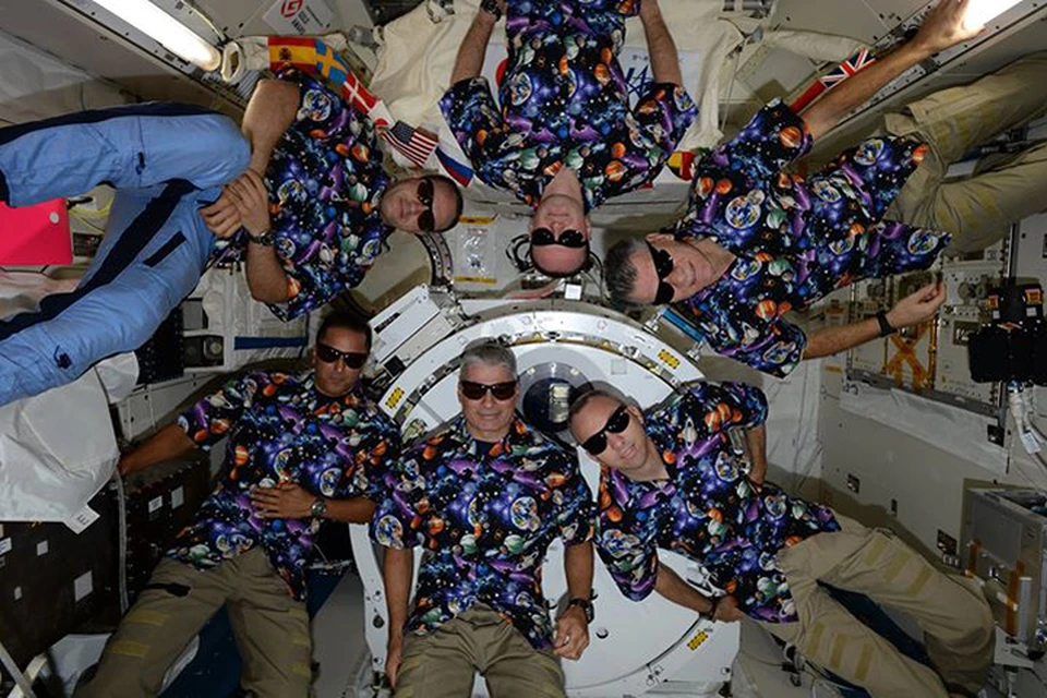НА МКС жить и работать можно только одной командой. На 40-летие Сергея Рязанского космонавты российско-американо-итальянского экипажа устроили вечеринку в гавайских рубашках
