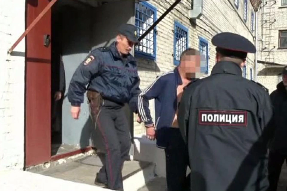 В Хабаровском крае грабитель в банном полотенце избил продавцов супермаркета ради денег и сигарет