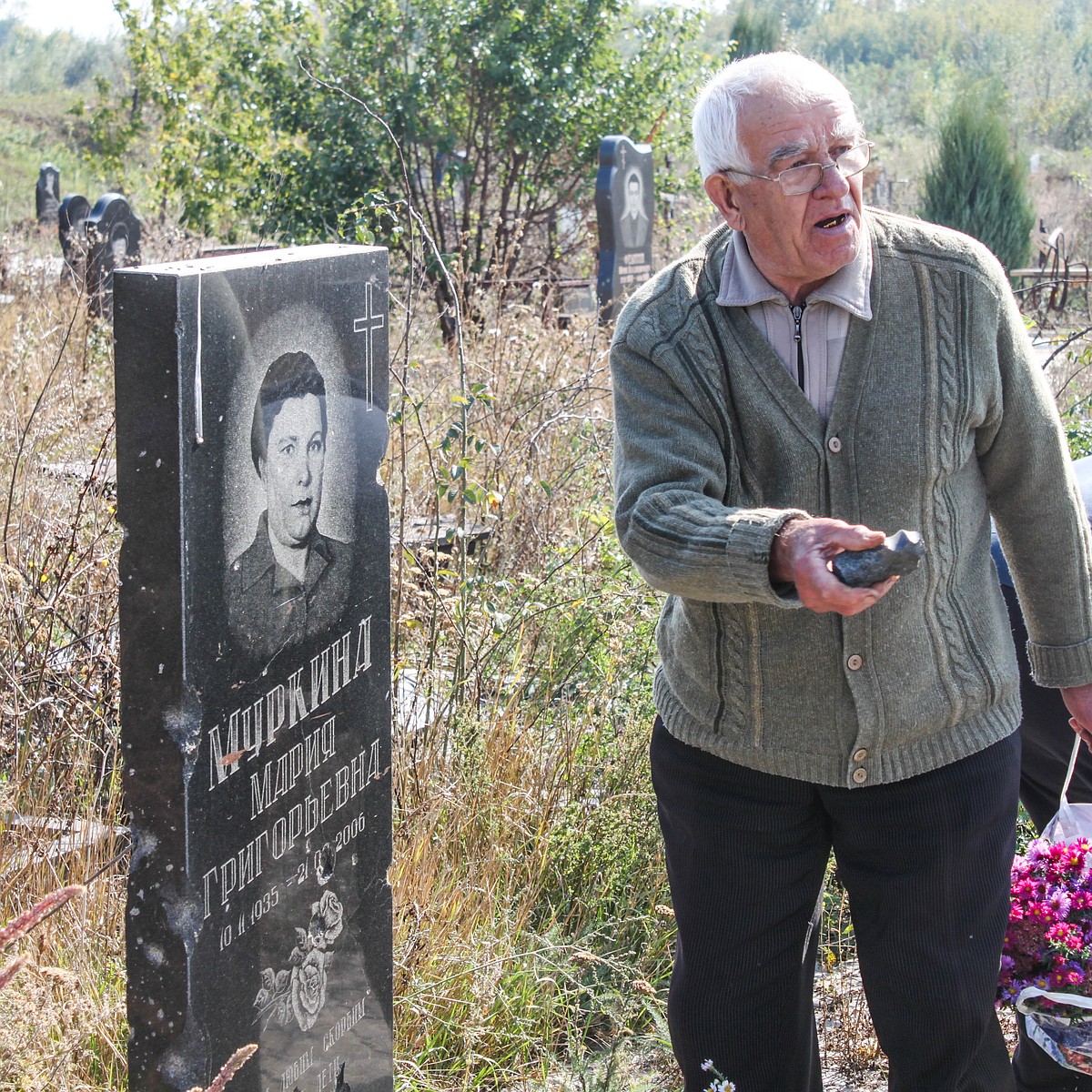 На Иверском кладбище в Донецке возле аэропорта местные жители начинают  восстанавливать могилы - KP.RU