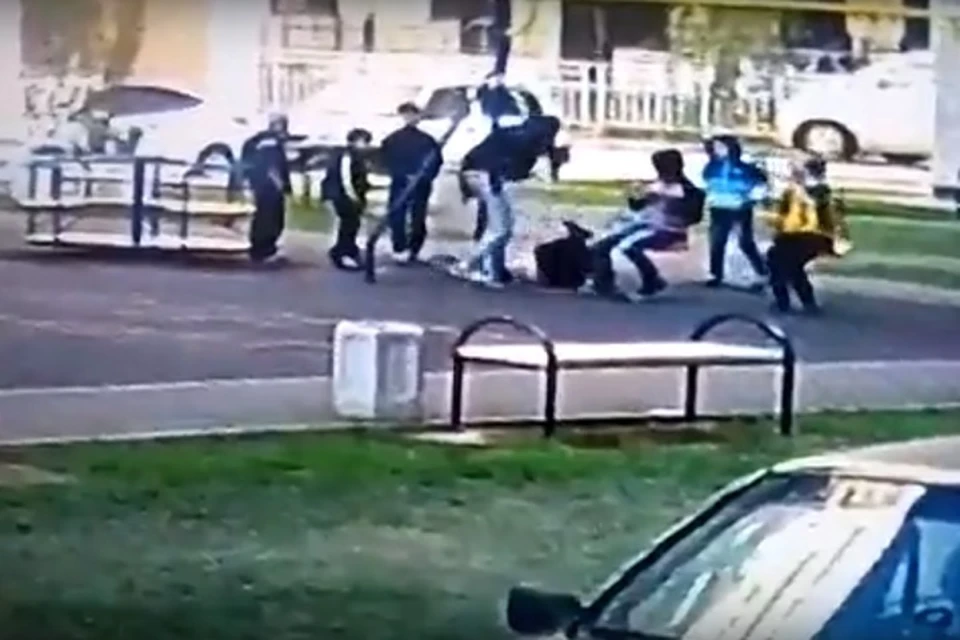На кадрах записи видно, как мужчина валит беспомощного ребенка на землю. Кадр с видео