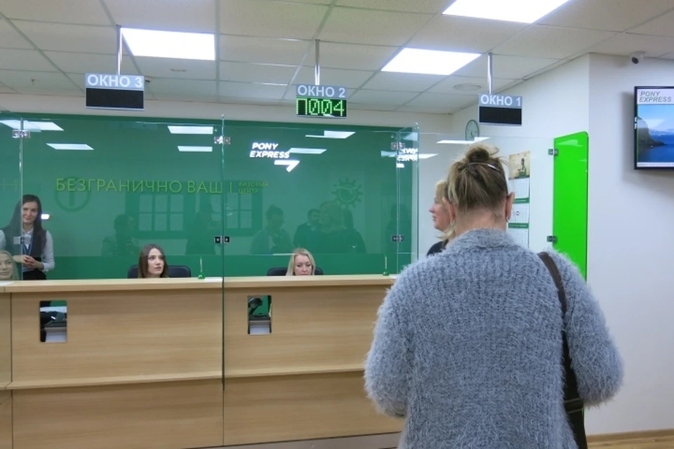 Визовый центр в Калининграде имеет три окна для приема документов, оснащенные оборудованием для приема биометрических данных граждан.