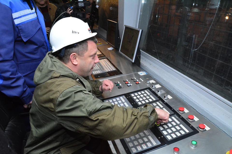 После того, как Глава ДНР Александр Захарченко нажал на кнопку управления электропечью,начался процесс плавки, длившийся около часа