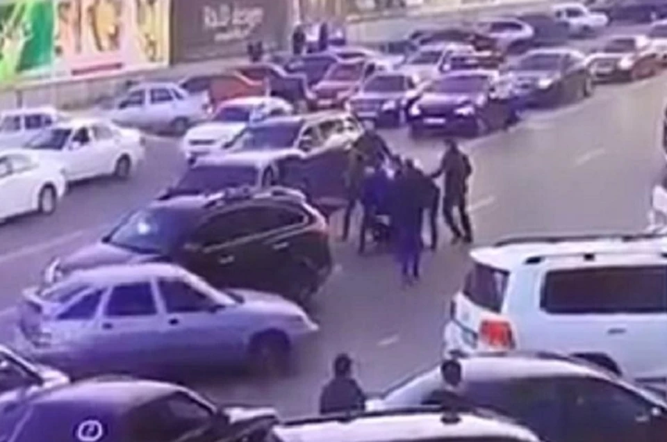 Водителя вытаскивают из салона и избивают прямо на дороге. Фото: стоп-кадр видео.