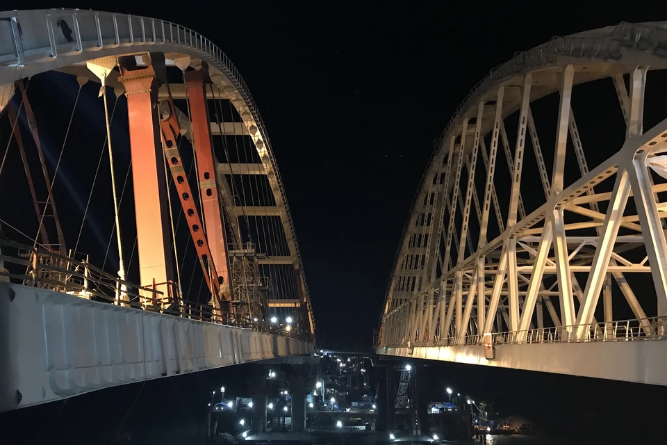Обе арки Крымского моста на проектной высоте. Фото: Инфоцентр "Крымский мост"