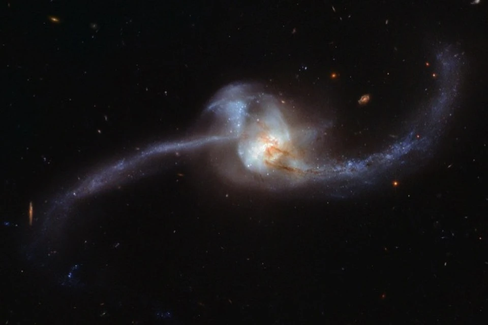 Образованная в результате столкновения галактика обзавелась протяженными рукавами.