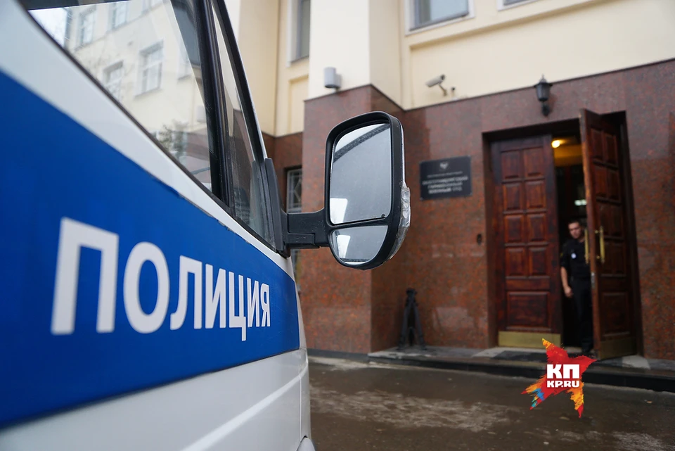 Сотрудница полиции выпала из служебной машины