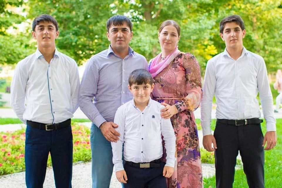 Супруги Раджаб и Эльмира Кадыровы вместе с сыновьями Гаджимурадом, Султаном и Ахмедом