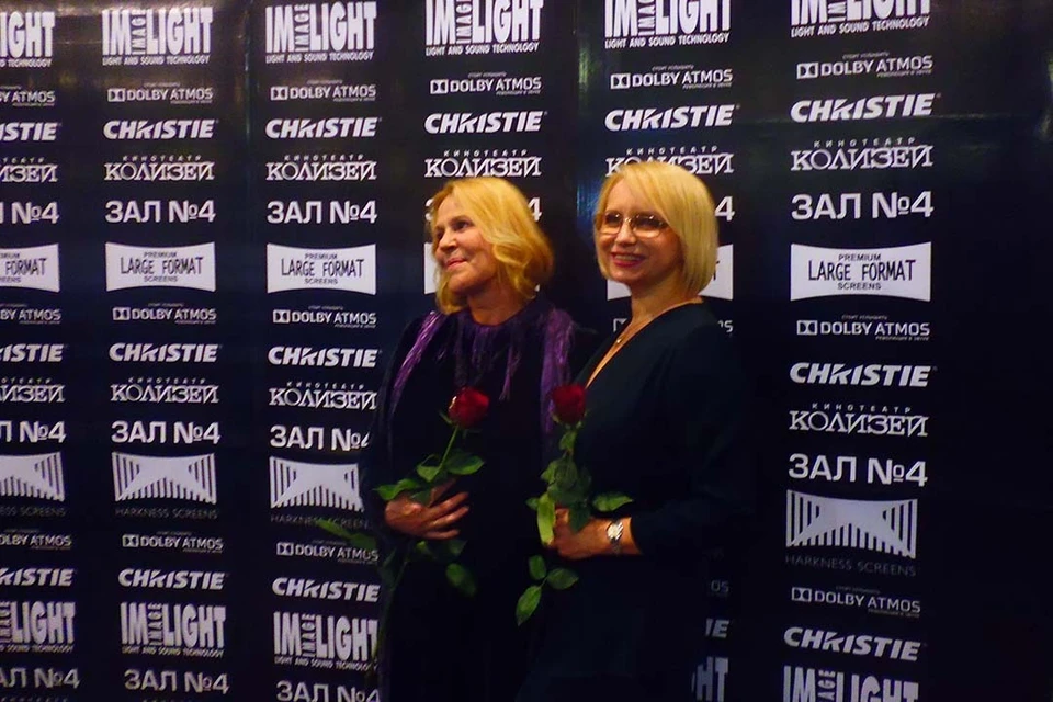Актрисы Анна Каменкова и Ирина Мазуркевич на премьере фильма «Три сестры» в кинотеатре «Колизей».