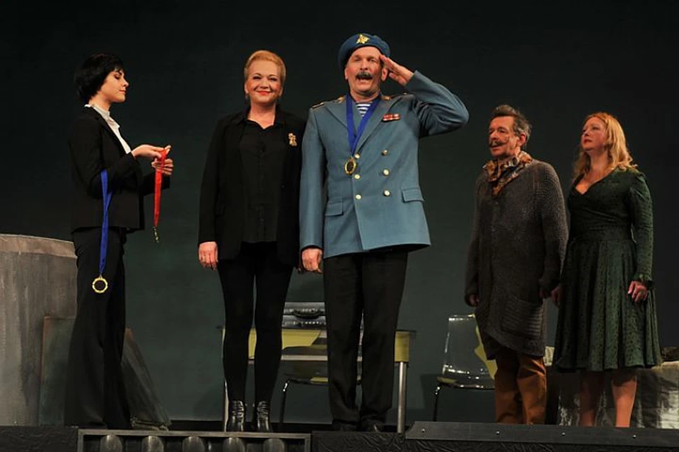 Президента России в постановке играет актриса Марина Ильина (в центре)