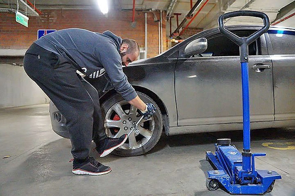 В Симферополе во многих автомагазинах можно купить болты-секретки уже с витрины.