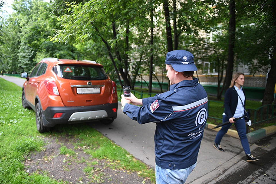 В Москве, например, с помощью смартфтона можно пожаловаться на хама, что припарковался на газоне. Фото: Михаил ФРОЛОВ
