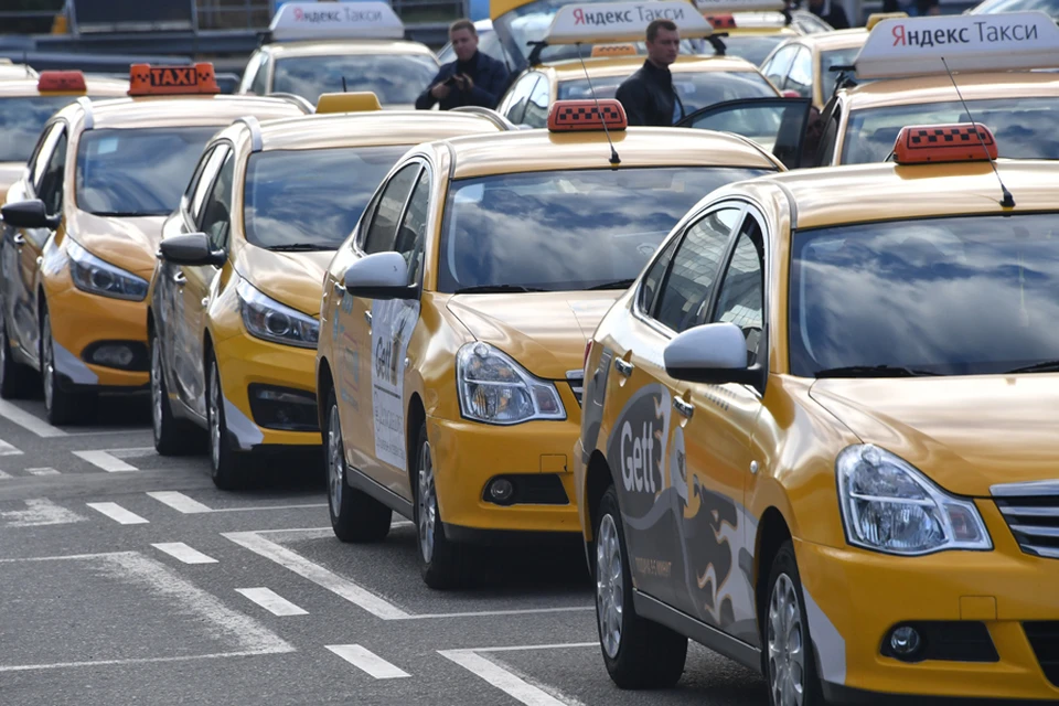 Такси до аэропорта обойдется ростовчанам около тысячи рублей.