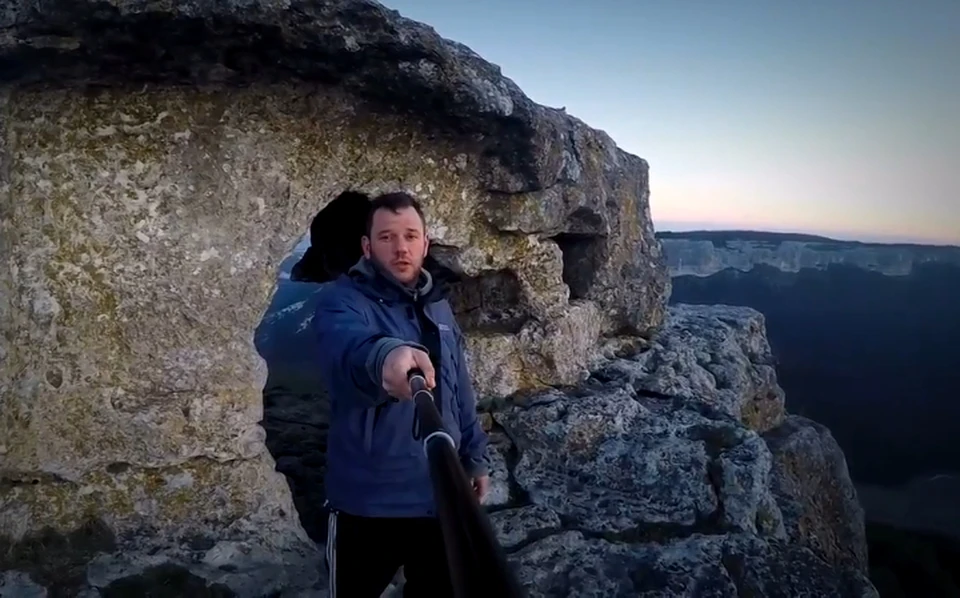 Кадр из видеоэкскурсии Антона Шкурина по горному Крыму, с которой он выиграл конкурс "Лучший гид России".
