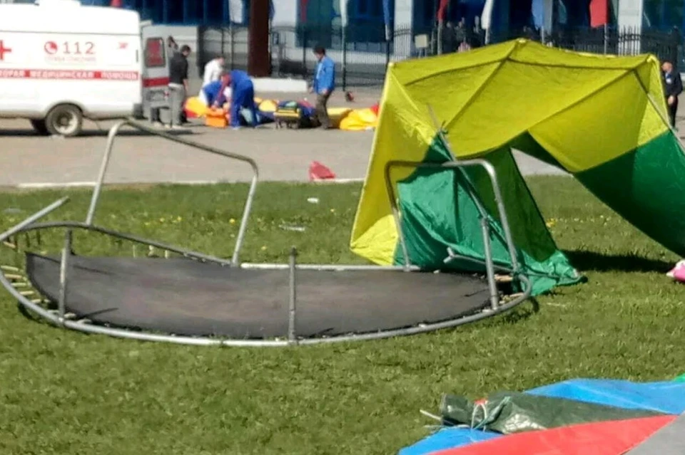 После порыва ветра надувной батут сшиб с ног пенсионерку, которая скончалась спустя 12 днея.